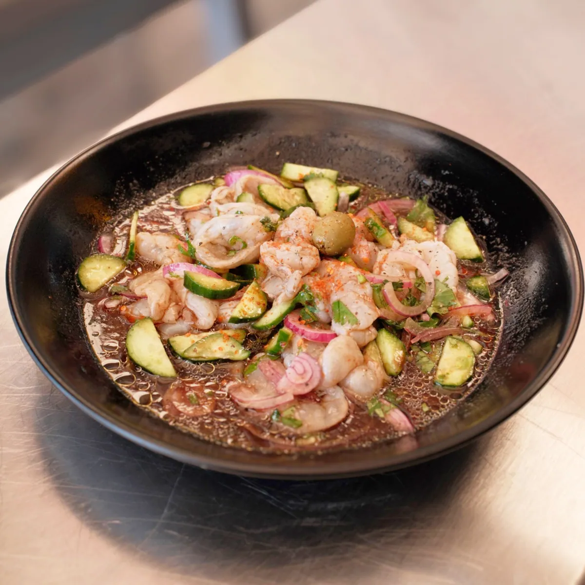 Aguachile Playa Negro: camarón crudo en limón con soya y chiles tatemados